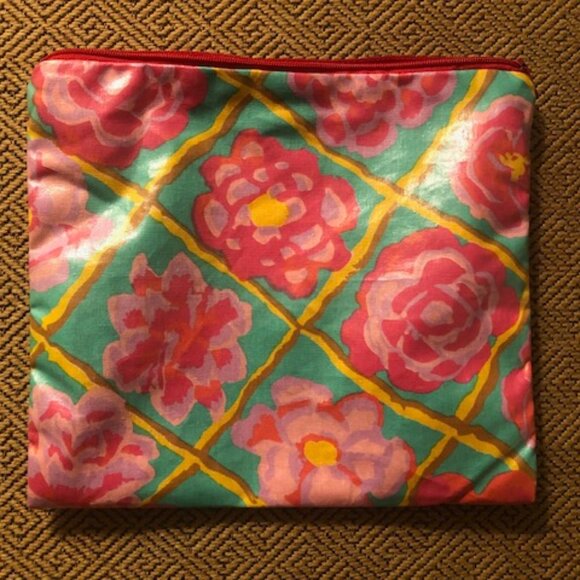 Dry Divas Handbags - Cute Cosmetics Bag; Pink and Green; NWOT; Excellent Condition